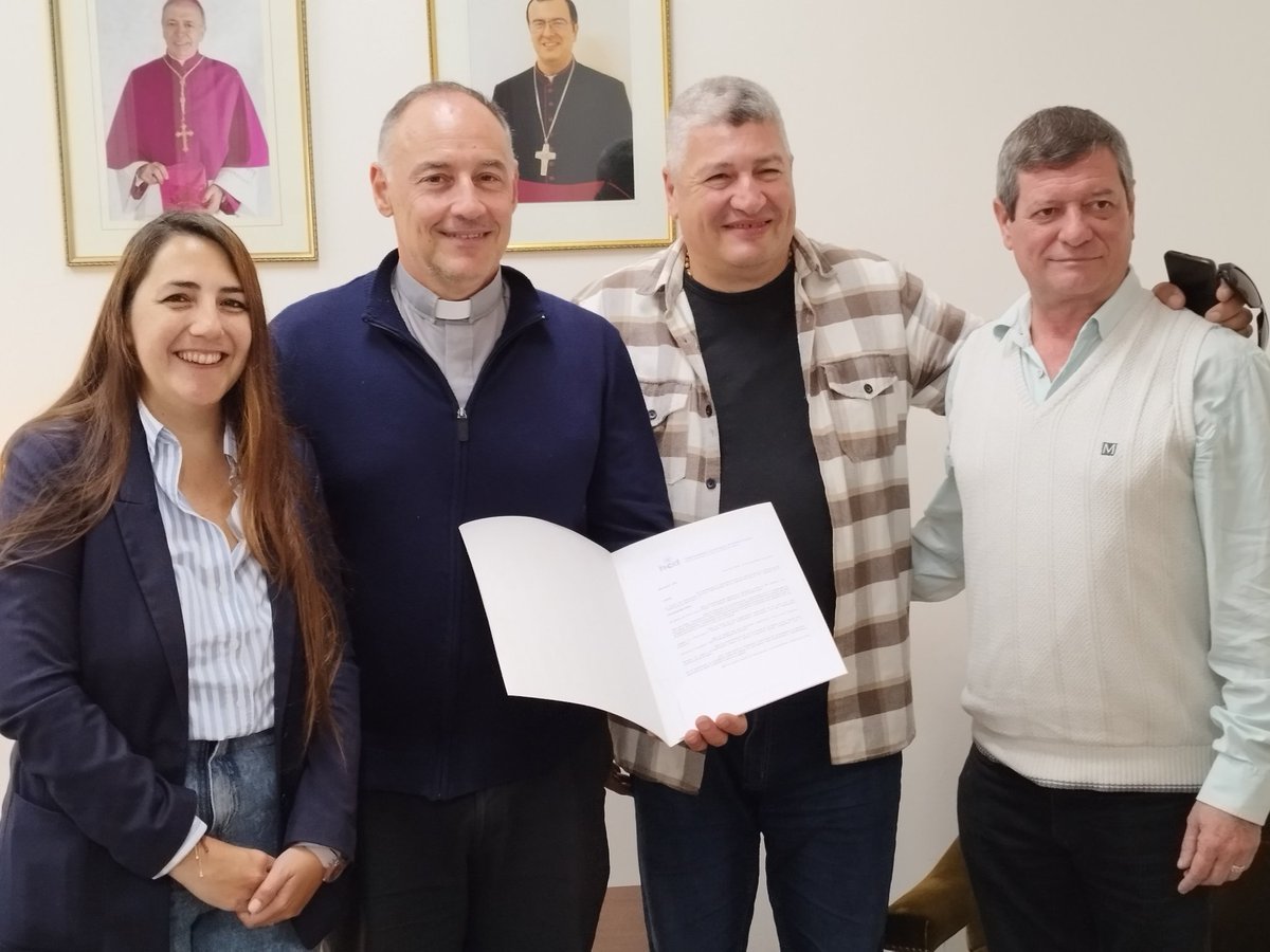 diocesis_mdp's tweet photo. Los concejales @florranellucci @gandolfiroberto  y @Miguelguglielmotti entregaron al Administrador Diocesano, P @luis_alboniga el decreto N239 por el cual el @concejomdp declara de interés la edición 50 de la Marcha de la Esperanza. 
@AgenciaAica @EpiscopadoArg https://t.co/jPeryJRPqw