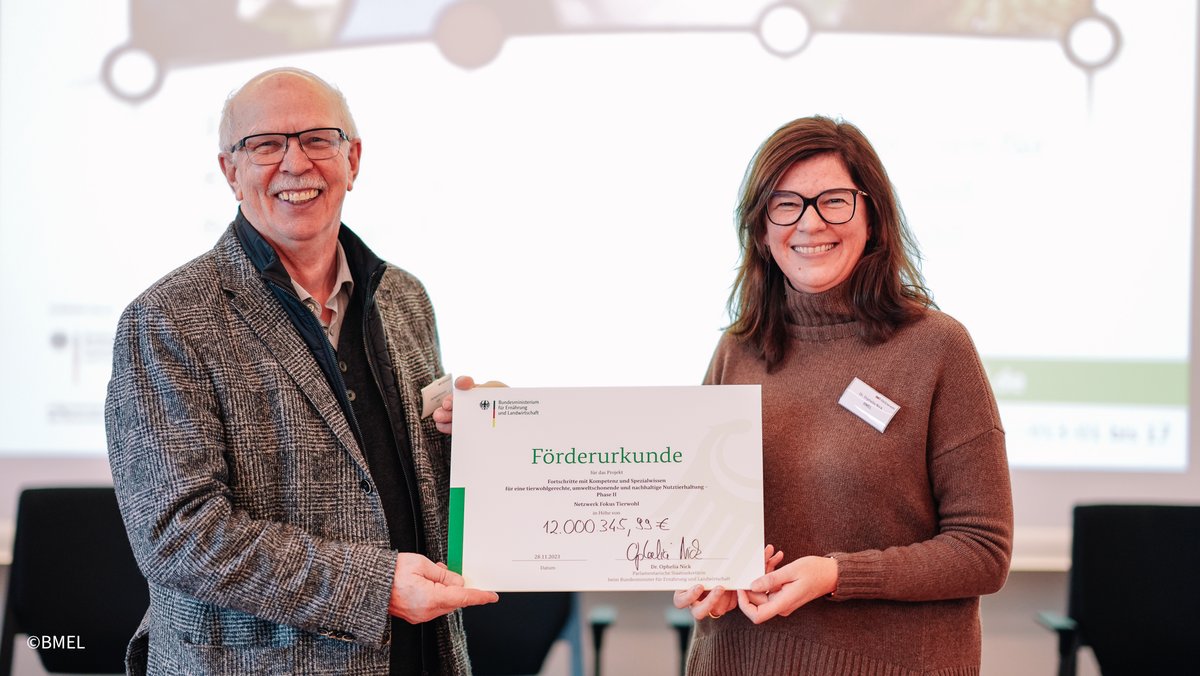 BMLEH_Bund's tweet photo. Wir fördern das Netzwerk @FokusTierwohl: „Uns alle eint das Ziel, unsere #Tierhaltung zukunfts- und krisenfest aufzustellen. Lasen Sie uns dafür gemeinsam Lösungen finden, Ihr Netzwerk setzt hier wichtige Akzente.“ – Parlamentarische Staatssekretärin @OpheliaNick. https://t.co/lYPzi4Ipok