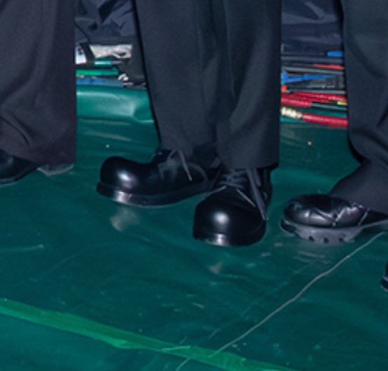 geniuswonu's tweet image. why does seungkwan have looney tunes shoes