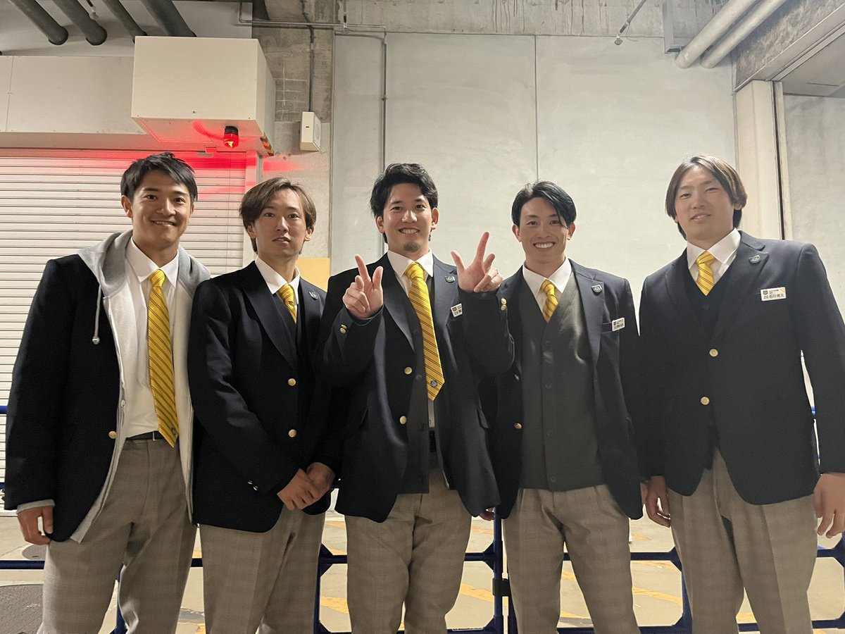 R___0310's tweet photo. ホークスのファンフェス、鷹奉祭🥰💗
今年推しを見つけて追っかけた年でした♡
来年はもっと会えるように頑張って働こぉ🫶
いっぱい選手近く通って楽しかった！！
推しだけは全然こやんかったけど😂 https://t.co/Bbvp1j74VZ