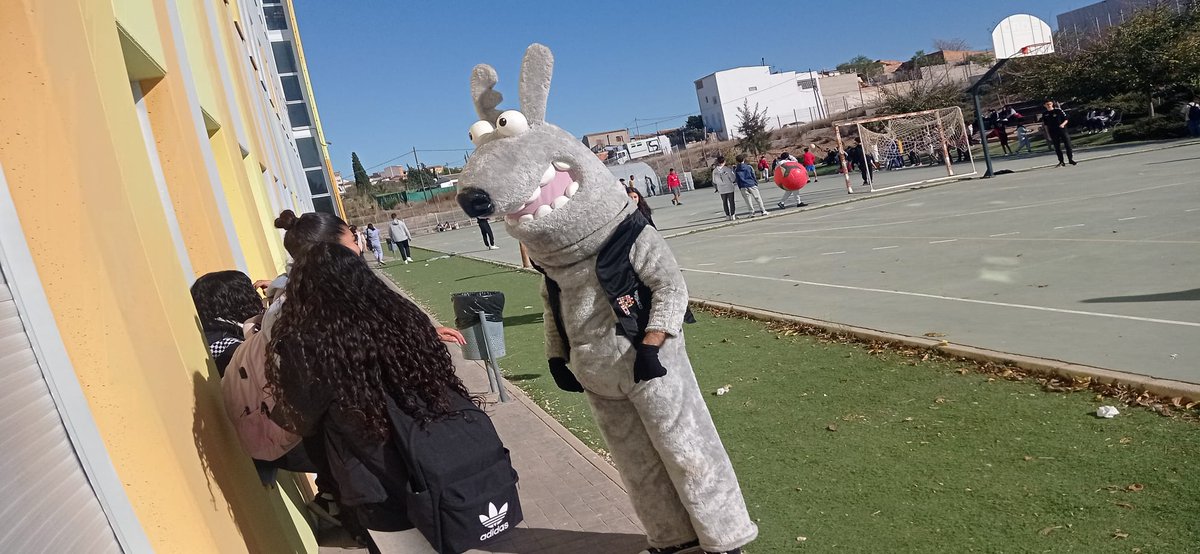 🙋‍♀️Desde la Concejalía de Participación Ciudadana llegamos con nuestra mascota Jasper a los IES de Molina de Segura con la campaña votada en  #PresupuestosParticipativos "No le dejes tu marrón a otros" 😃