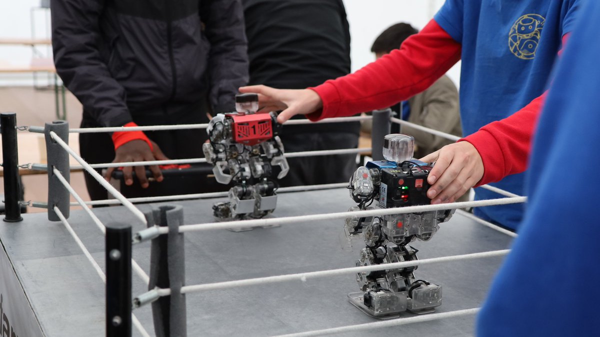 Iutchalon's tweet photo. Clap de fin pour les Journées de la #Robotique !
Merci à tous nos partenaires, aux exposants, à nos étudiants GIM, aux personnels de l’IUT et au public !
On espère vivement que cette édition vous a plu, profitons de quelques photos🤖 (vous en trouverez encore plus sur notre site) https://t.co/EDc4dl7m55