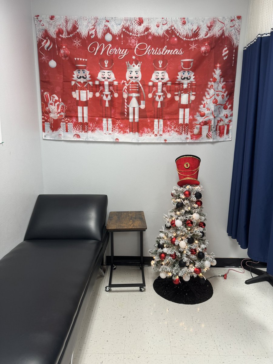 MMS_NurseSarah's tweet photo. It’s officially Christmas in the clinic! 🎄👩🏼‍⚕️🏥

#schoolnurselife #benicetothenurse #santaiswatching #christmasintheclinic https://t.co/judXYAOQLv