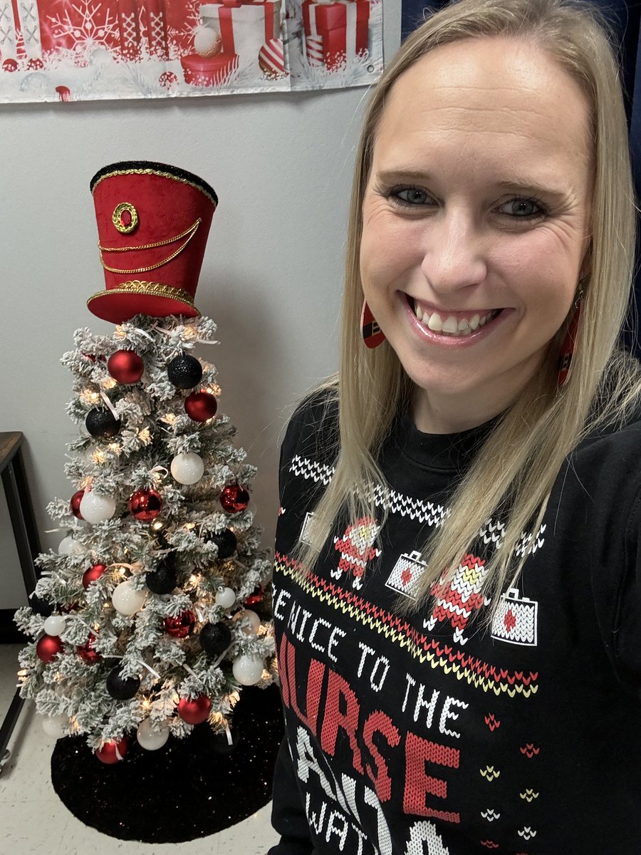MMS_NurseSarah's tweet photo. It’s officially Christmas in the clinic! 🎄👩🏼‍⚕️🏥

#schoolnurselife #benicetothenurse #santaiswatching #christmasintheclinic https://t.co/judXYAOQLv