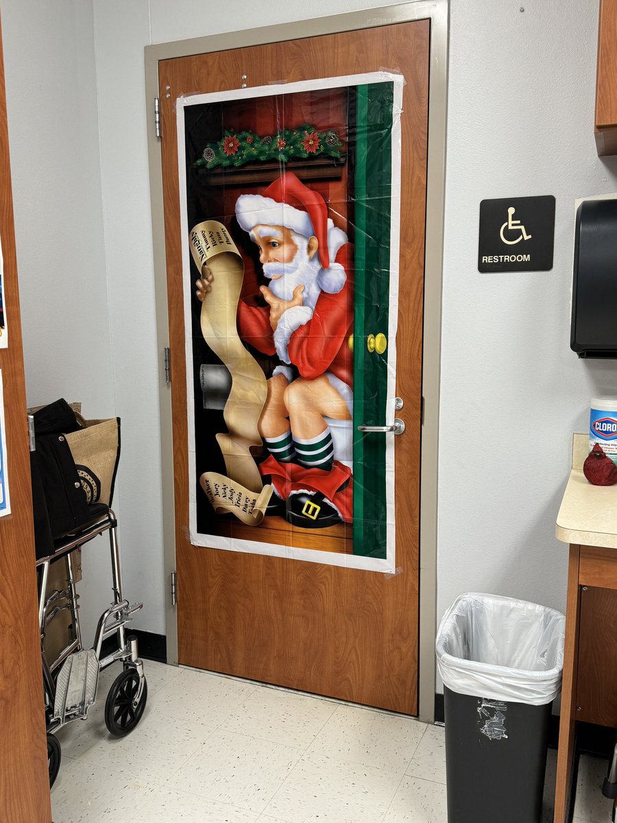 MMS_NurseSarah's tweet photo. It’s officially Christmas in the clinic! 🎄👩🏼‍⚕️🏥

#schoolnurselife #benicetothenurse #santaiswatching #christmasintheclinic https://t.co/judXYAOQLv