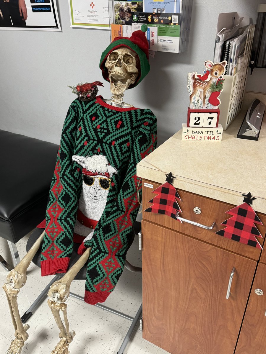 MMS_NurseSarah's tweet photo. It’s officially Christmas in the clinic! 🎄👩🏼‍⚕️🏥

#schoolnurselife #benicetothenurse #santaiswatching #christmasintheclinic https://t.co/judXYAOQLv