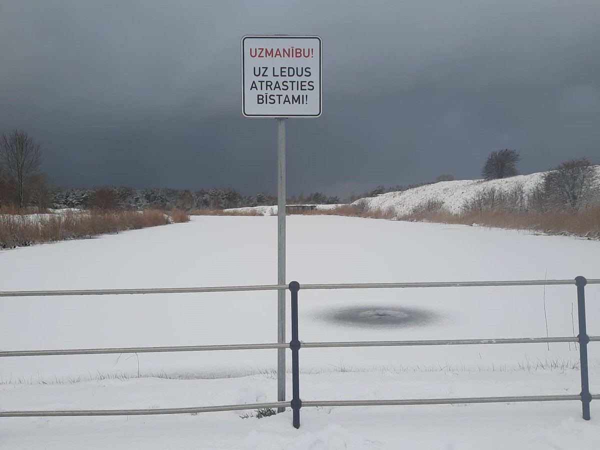 Ikvienu iedzīvotāju aicinām ievērot brīdinājuma uzrakstus pie pilsētas ūdenskrātuvēm! Esam sākuši to izvietošanu - kopumā pie ūdens tilpnēm uzstādīsim 30 uzrakstus. Tuvākajās dienās saglabāsies mainīgi laikapstākļi, kas ietekmēs ledus stiprību, palielinot drošības riskus.