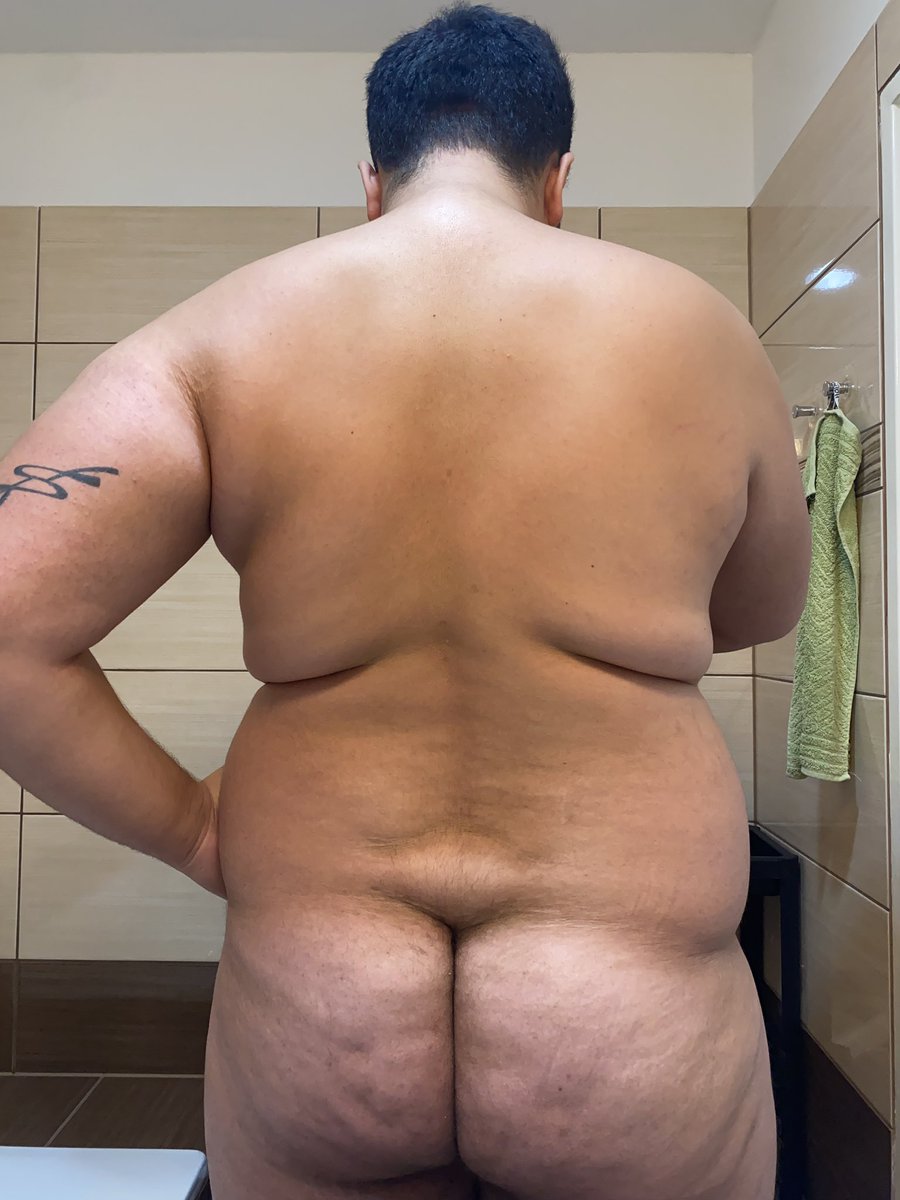 Cutefattter's tweet photo. Celebrating breaking 300lbs 🐷 Hope to hit double that soon 🍔 https://t.co/eyAOV1Ebd1