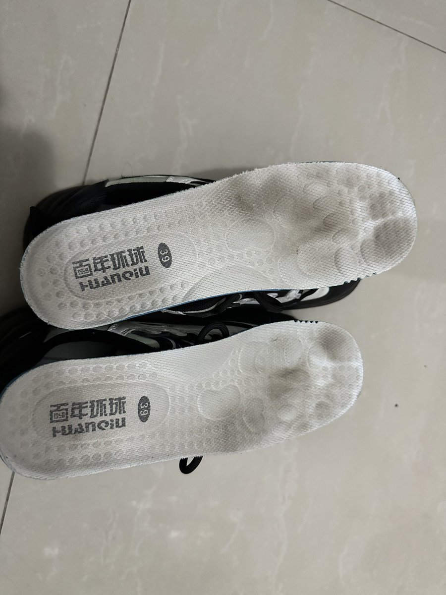 大脚妹子后续 蹲到了她本人，身材太好了，刚脱下来湿湿臭臭的鞋子让人欲罢不能， 零下七八度的天气还能出这么多汗，妥妥的反差汗脚。幸亏没有胶，刚把鞋放回去她就出门了，后怕🫠#扫楼 #原味鞋  #反差 https://t.co/Pc8nSOwyVy