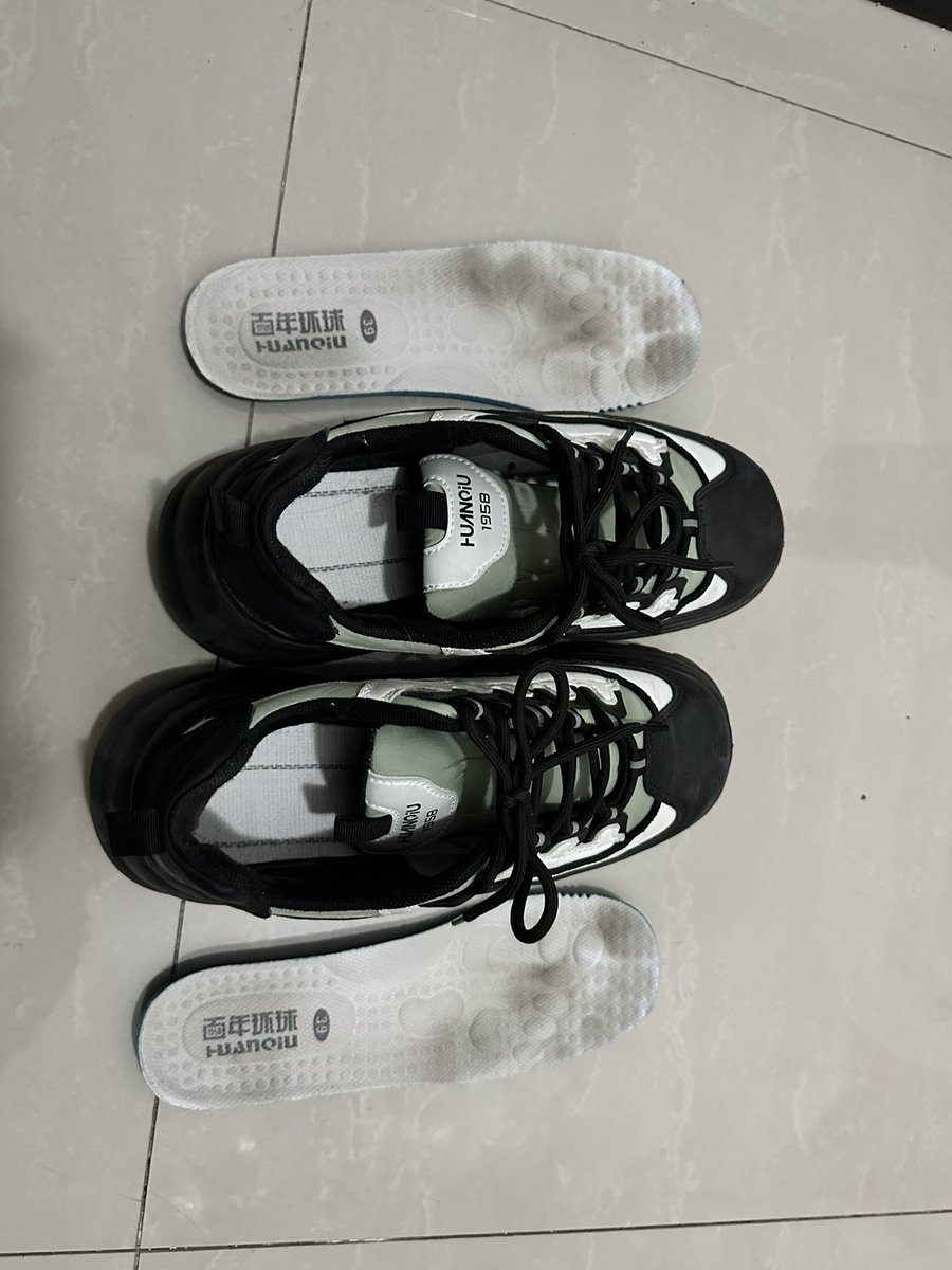 大脚妹子后续 蹲到了她本人，身材太好了，刚脱下来湿湿臭臭的鞋子让人欲罢不能， 零下七八度的天气还能出这么多汗，妥妥的反差汗脚。幸亏没有胶，刚把鞋放回去她就出门了，后怕🫠#扫楼 #原味鞋  #反差 https://t.co/Pc8nSOwyVy