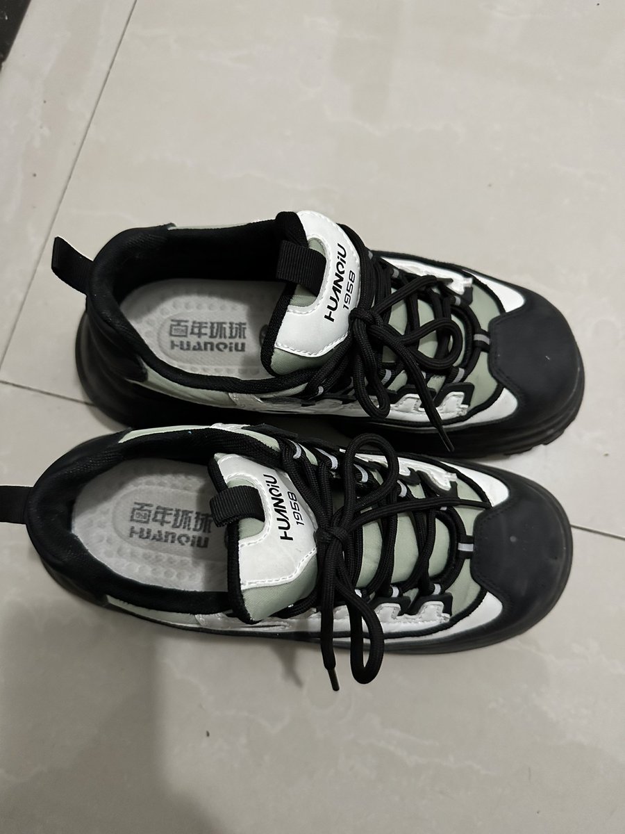 大脚妹子后续 蹲到了她本人，身材太好了，刚脱下来湿湿臭臭的鞋子让人欲罢不能， 零下七八度的天气还能出这么多汗，妥妥的反差汗脚。幸亏没有胶，刚把鞋放回去她就出门了，后怕🫠#扫楼 #原味鞋  #反差 https://t.co/Pc8nSOwyVy