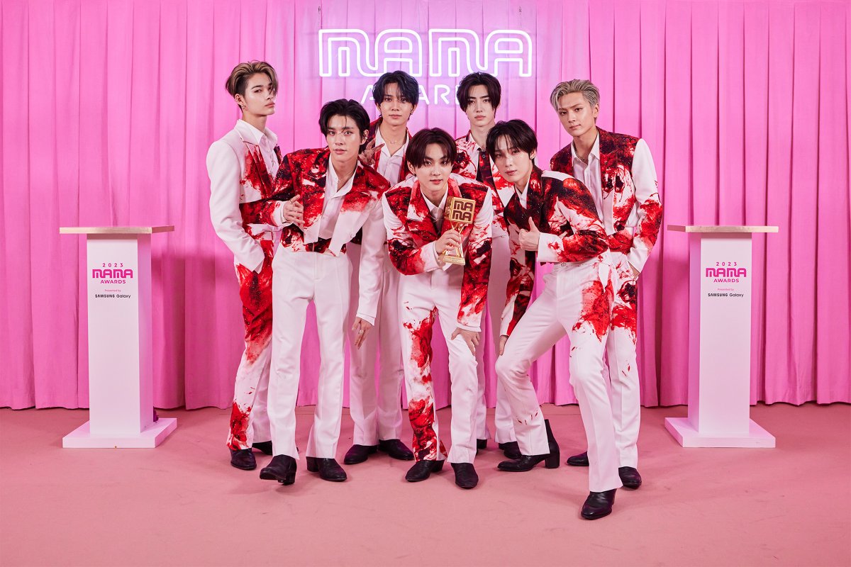 MnetMAMA's tweet photo. [#2023MAMA] Worldwide Fans' Choice #enhypen #엔하이픈 @ENHYPEN

Big Congrats to them! The Great Winner of Tonight!🏆
2023 MAMA AWARDS의 수상자에게 축하의 메시지를 전해주세요!🏆
 
ONE I BORN
2023 MAMA AWARDS

#MAMAAWARDS 
#2023MAMAAWARDS https://t.co/SdiJ0w1Rz5