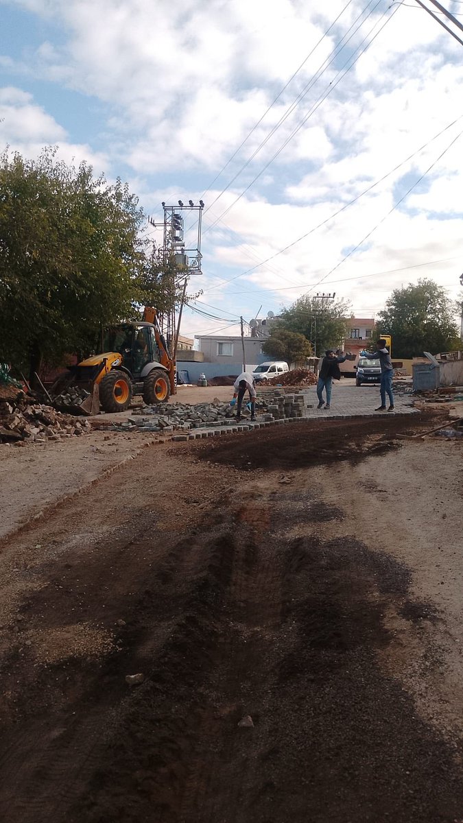 akpolateli's tweet photo. İlçemiz Yollarında meydana gelen tahribatların kilit taşı yapımına devam ediyoruz.
Polateli Belediye Başkanı
Hakkı ÇELİK https://t.co/q0yi24BAP2