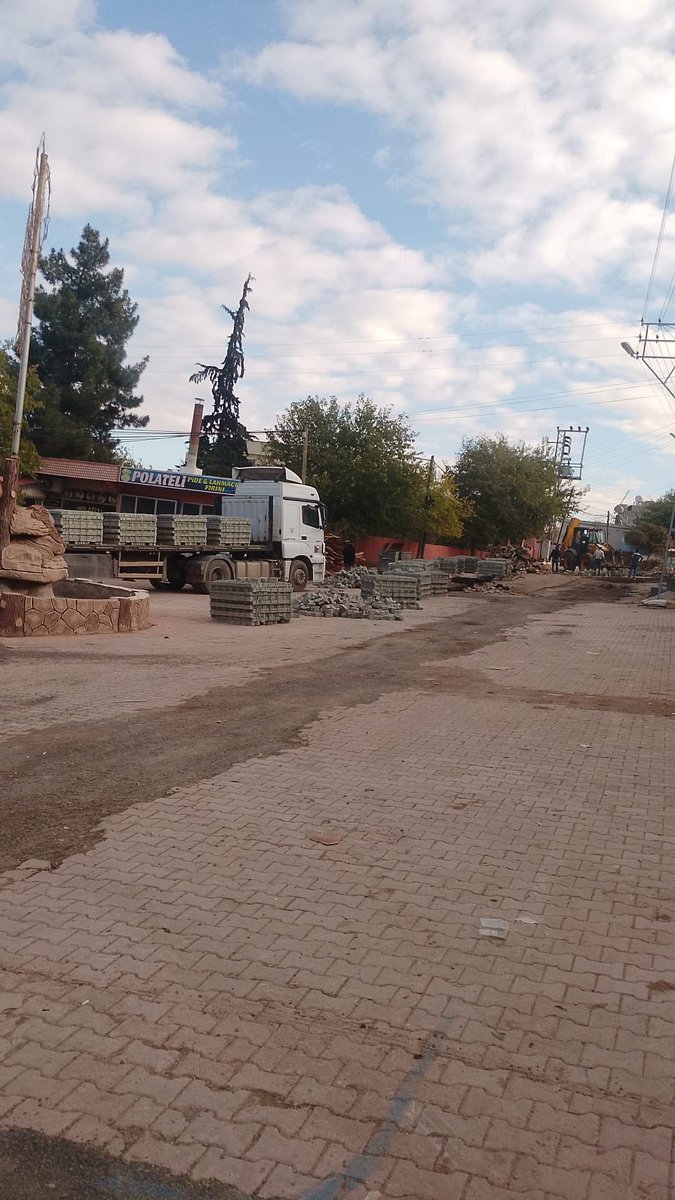 İlçemiz Yollarında meydana gelen tahribatların kilit taşı yapımına devam ediyoruz.
Polateli Belediye Başkanı
Hakkı ÇELİK