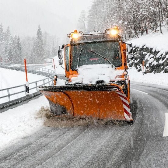 elhotzo's tweet image. die staatliche Institution der Räumfahrzeuge erzieht Autofahrer zur unselbstständigen Abhängigkeit von Vater Staat und untergräbt jeden freiheitlichen Grundgedanken. Wer freie Fahrt will, soll selbst räumen🗽💛