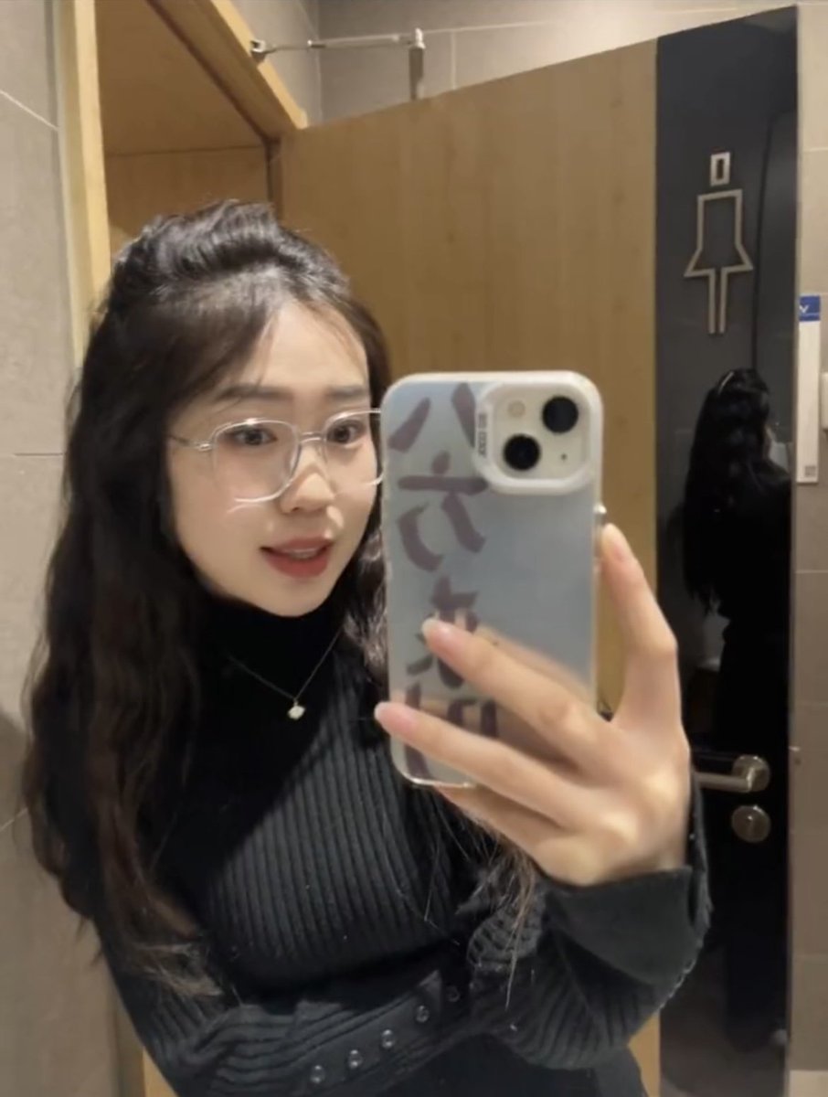 意淫射屏反差婊眼镜妹合照