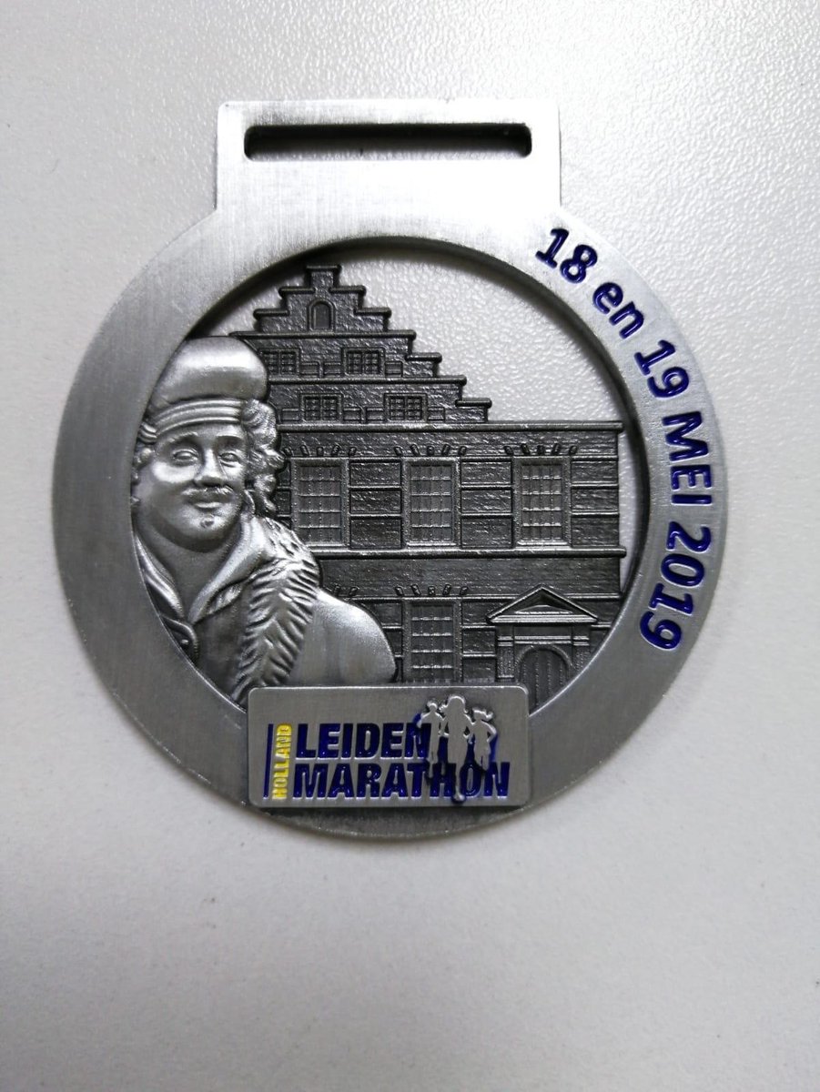 Wat komt er op onze medaille van 2024?
Altijd heeft onze medaille een Leids thema. Weet je nog die mooie kop van Rembrandt, de mooie Koornbrug of Sterrenwacht, het Pilgrim Fathers Museum, het fraaie Rapenburg of de 900 jaar oude markt. Snel maken we het thema 2024 bekend...