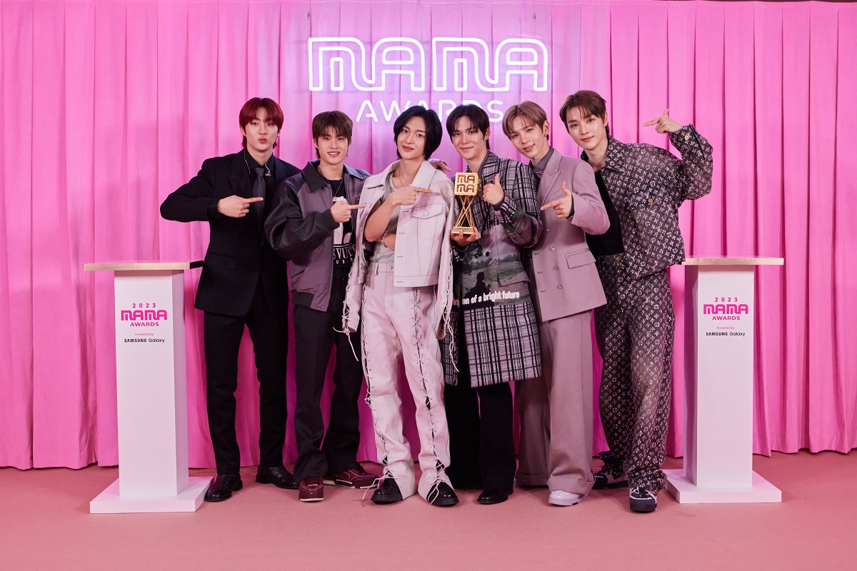 MnetMAMA's tweet photo. [#2023MAMA] Favorite New Artist #riize #라이즈 @RIIZE_official

Big Congrats to them! The Great Winner of Tonight!🏆
2023 MAMA AWARDS의 수상자에게 축하의 메시지를 전해주세요!🏆
 
ONE I BORN
2023 MAMA AWARDS

#MAMAAWARDS 
#2023MAMAAWARDS https://t.co/PALP6NTj3m