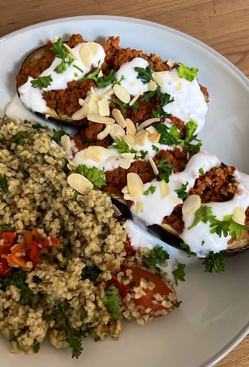 Veganella_'s tweet image. Roasted aubergine with harissa-spiced TVP, served with bulgar wheat.

~34g of plant protein 💪🏼🌿

#PlantBased #Vegan #AnimalRights
#GoVegan #Healthy #Foodie