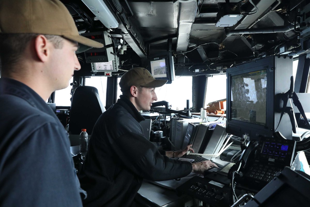 Calculating latitude and longitude 🌌🌕🌤️🚢

Quartermaster 3rd Class Jeremy Williams and Ensign Elliot Askeland conducts sextant training on the bridge wing aboard USS Thomas Hudner #DDG116.

📸: MC2 Jordan Klineizquierdo