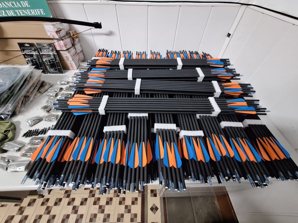 Detenido en #Tenerife, acusado de matar con una ballesta a una perra embarazada de diez cachorros (7 se salvaron).

También habría herido a otro perro que huyó. Se le acusa de 5 delitos de #MaltratoAnimal y uno contra el #OrdenPúblico. 

En su domicilio se halló un arsenal.