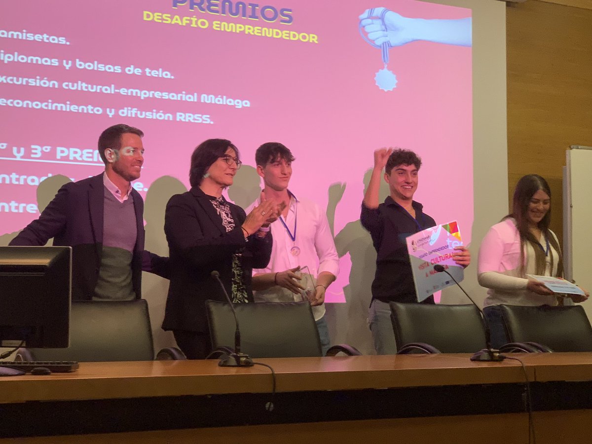 cadegranada's tweet photo. 🚀#DesafioEmprendedor @AynadamarE Aula de Emprendimiento @cpifp_aynadamar #Granada
Final Feria Empresarial

🥇1ºPremio “Mmacun”-Laboratorio biopsias líquidas-2° LCB 
Entrega @MariaJoseBaza Delegada territorial @UniversidadAnd @JuntaGranada 

📍@CGE_Granada 

 #MBAKids @aemprende https://t.co/PLNKu5BsdI