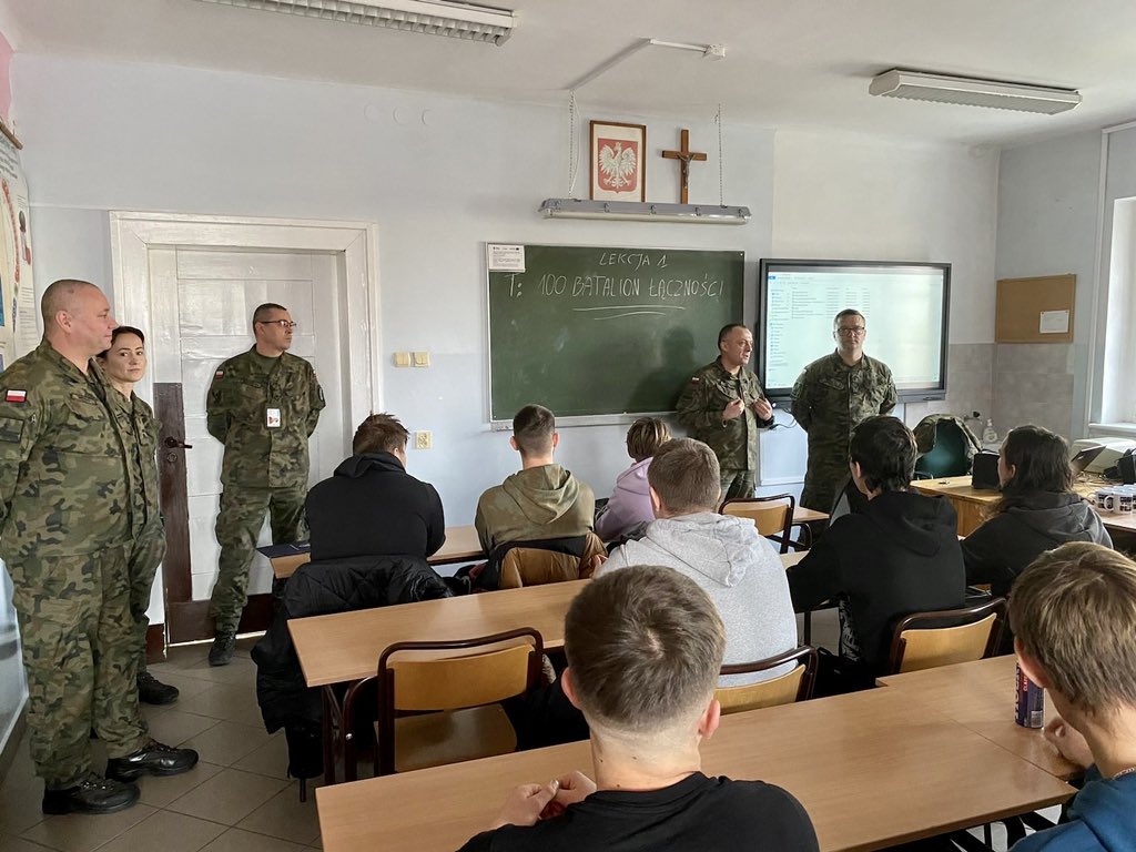 WCR_Szczecinek's tweet photo. 📣 #Dziś Szef WRiP #WCRSzczecinek wraz z Dowódcą oraz przedstawicielami #100bł przedstawili uczniom #RCKU w #Wałczu jakie ochotnicze formy służby oferuje #WojskoPolskie.

🪖 Uczniowie mogli dowiedzieć się co można zyskać zostając żołnierzem #DobrowolnaZSW, a docelowo #ZawodowaSW. https://t.co/18m5Randc9