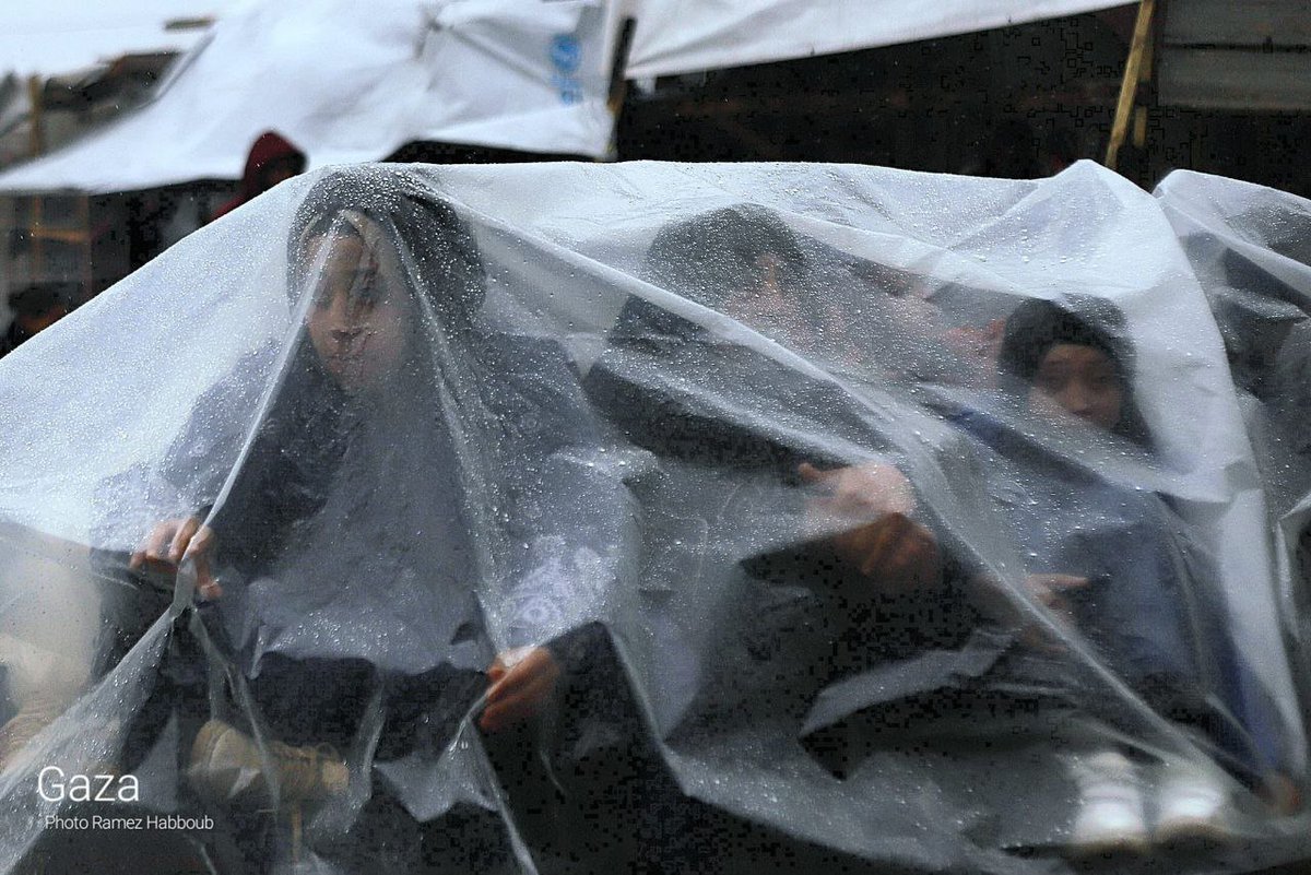 Kim sansür uygularsa uygulansın siz Gazze meselesine kayıtsız kalmayın...

Bu zulmü Duyurun...

Gazze'de evleri yıkılan insanlar "yağmurdan korunmak" için naylon poşetlerin altında bekliyorlar...

Bu vebal Dünyadaki tüm Müslümanların üzerindedir...