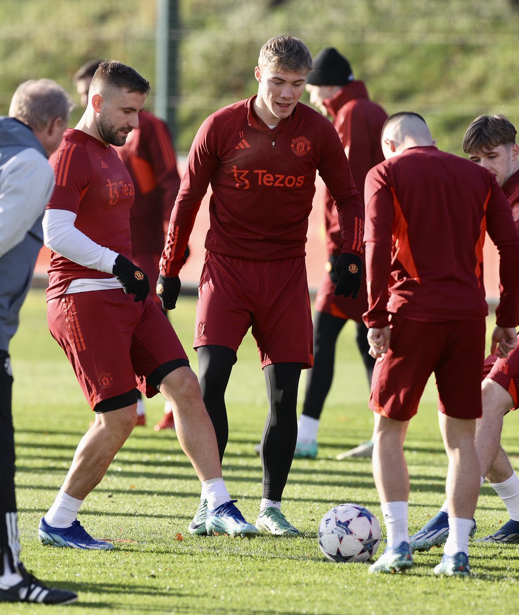 Luke Shaw and Rasmus Hojlund take part in a rondo at training.
