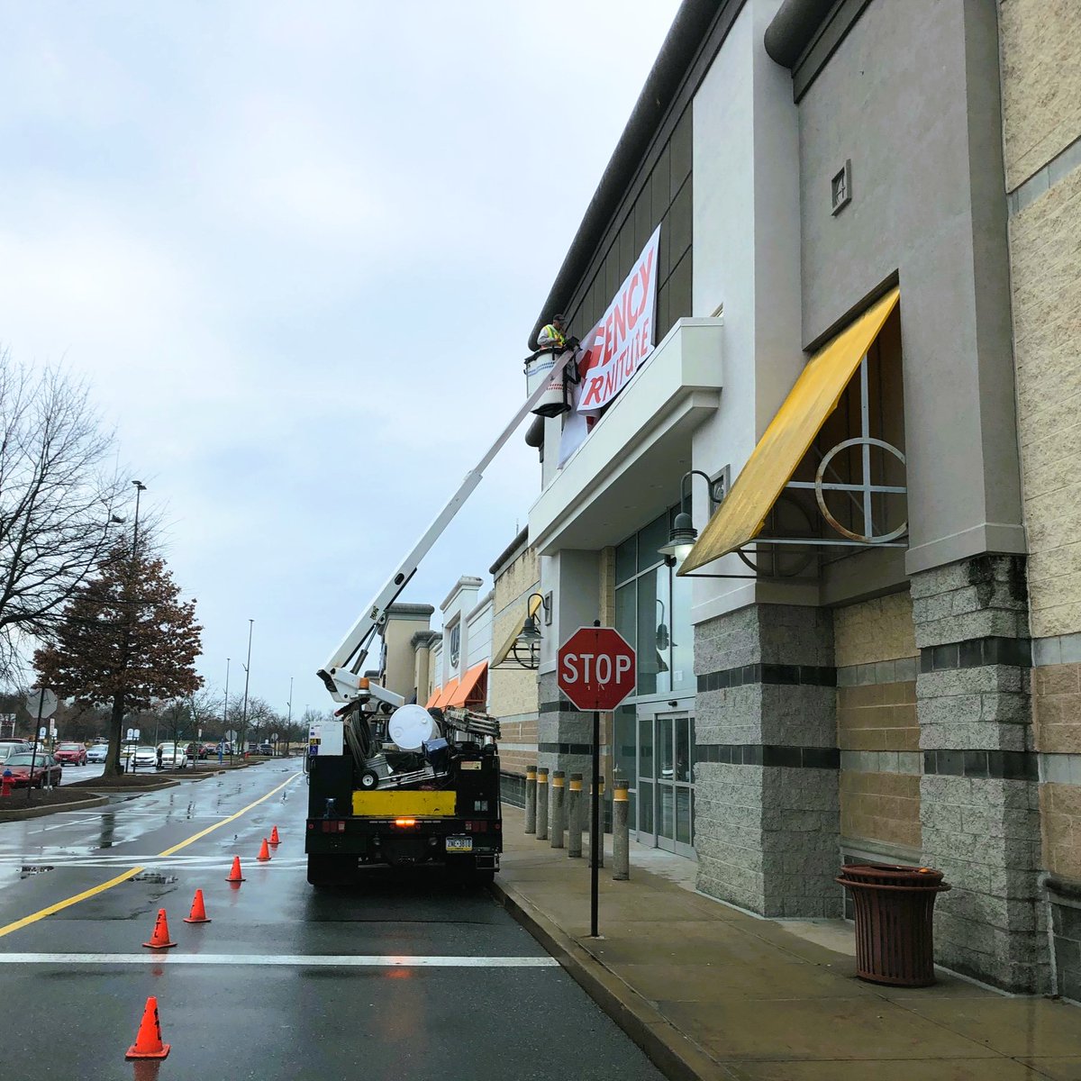 Divadisplaysinc's tweet image. Ready to keep your brand in the spotlight during the transition? 🚀 Contact us at 301-798-2717 or visit divadisplays.com. Temporary solutions with lasting impact! 🌐🏢 #TemporarySignage #TransitionalBranding #EyeCatchingSigns #DivaDisplays #CustomMessaging