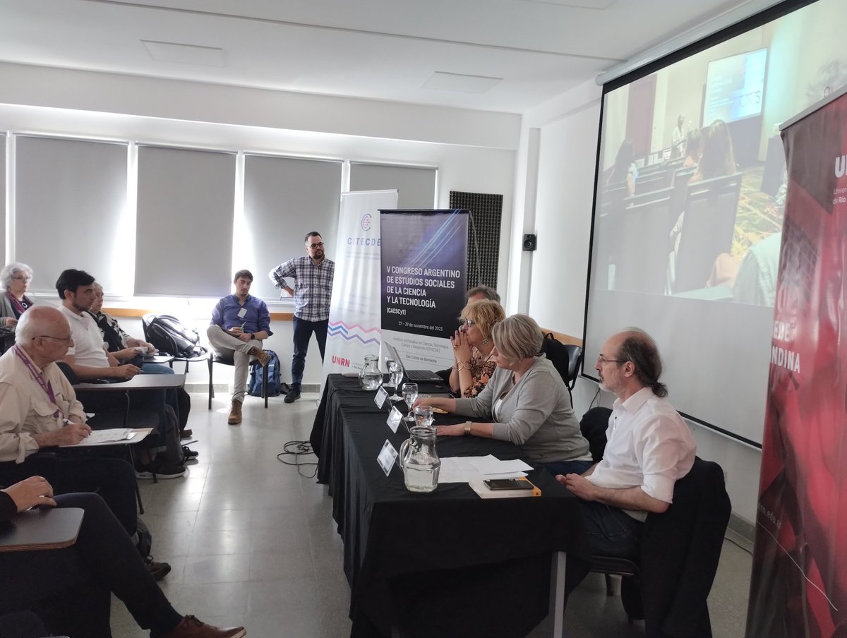 Segundo día del #CAESCyT2023
Mesa plenaria "Planificación del desarrollo y de la ciencia y la tecnología. Agendas nacionales y locales"
Disertan: Diego Hurtado, Marita Benavente y Andrés Niembro
Modera: Alejandra Roca