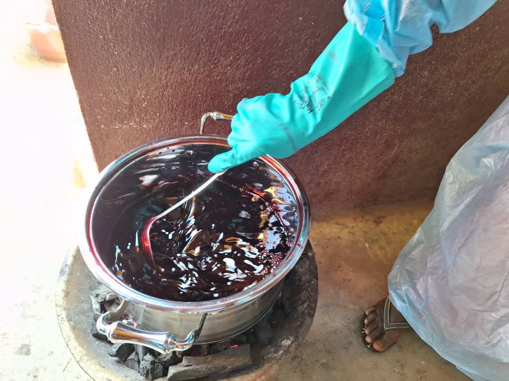 Jamilafondation's tweet photo. Celebrating empowerment in Gbanworia, Faranah! Thanks to #RioTIntoSimFer's support, beneficiaries showcase skills in crafting Guinea sorrel syrup and juice. Proudly prepared by them, these products pave the way for entrepreneurial ventures, reducing poverty among women. #SPI_TGC https://t.co/eHbSAoRCNb