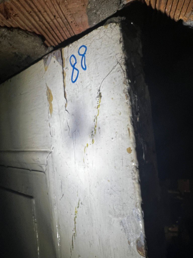 Berlin-Lichtenberg. Unbekannte brechen in der Nacht zu Montag in eine Eckkneipe ein, stehlen Spirituosen und hinterlassen folgende antisemitische Schmierereien. Der Wirt des Lokals ist Jude, seine Kneipe immer wieder Ziel von Attacken.