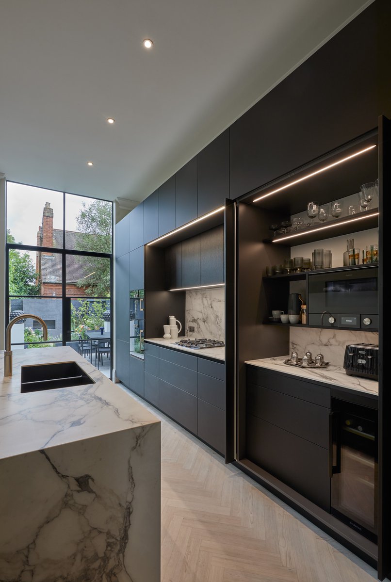 #kitchen #kitchendesign #kitcheninspo #interiors #interiorstyle #luxuryliving #bespokecupboards #bespokejoinery #interiordesign #customfurniture #handmade  #openplan #structure #storage #dark #moody #marble #lighting

@poggenpohlkitchens

📷 #raymain57 @raymain57