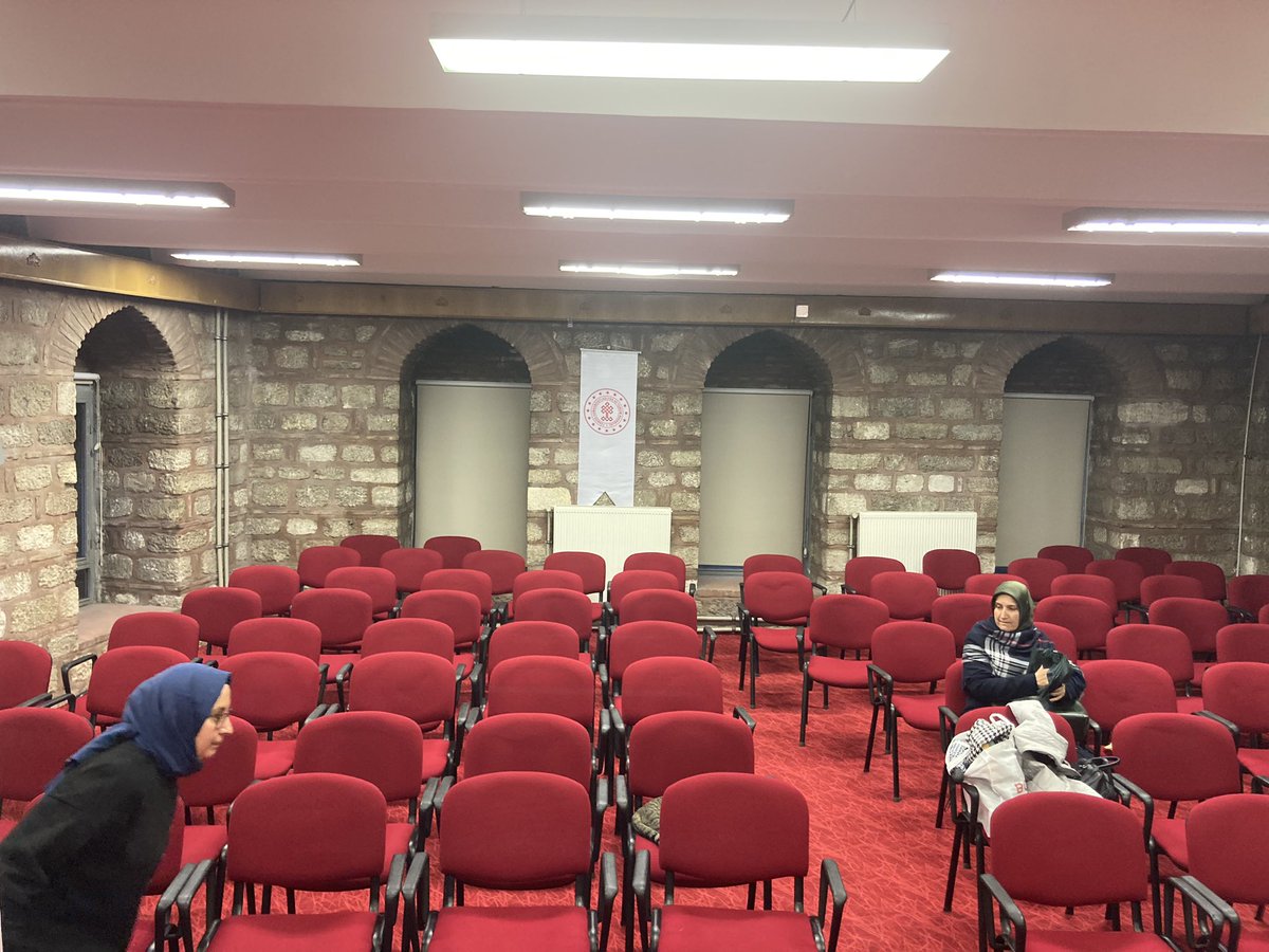 joeldcompton's tweet photo. Teaching reading to teachers of English in the ‘bul #mefuniversity https://t.co/9Z4aseqwo9