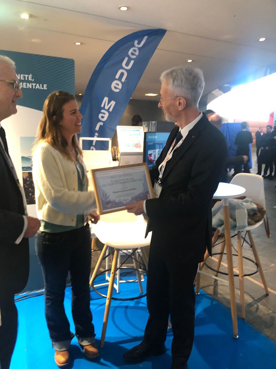 Le secrétaire général de la mer @SGMer a remis, avec Frédéric Moncany @ClusterMaritime, le prix de thèse à Madame Jessica Salaün aux @AssisesdelaMer #AEM2023 @ComiteFr