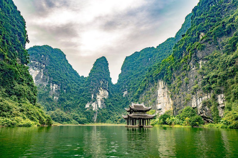 TravelwithQuan's tweet photo. 🌏🔥NINH BÌNH CUỐI THU ĐẸP NHƯ MỘT BỨC TRANH

Những cơn gió đầu mùa gõ cửa vùng đất Cố đô, xen lẫn chút nắng hanh hao vàng vọt. Mình ghé Ninh Bình vào những ngày tháng 11 thật tuyệt vời, không một chút sự ồn ào, không một chút vội vã 
#Binance 
#traveling https://t.co/7CXPd1AW4Q