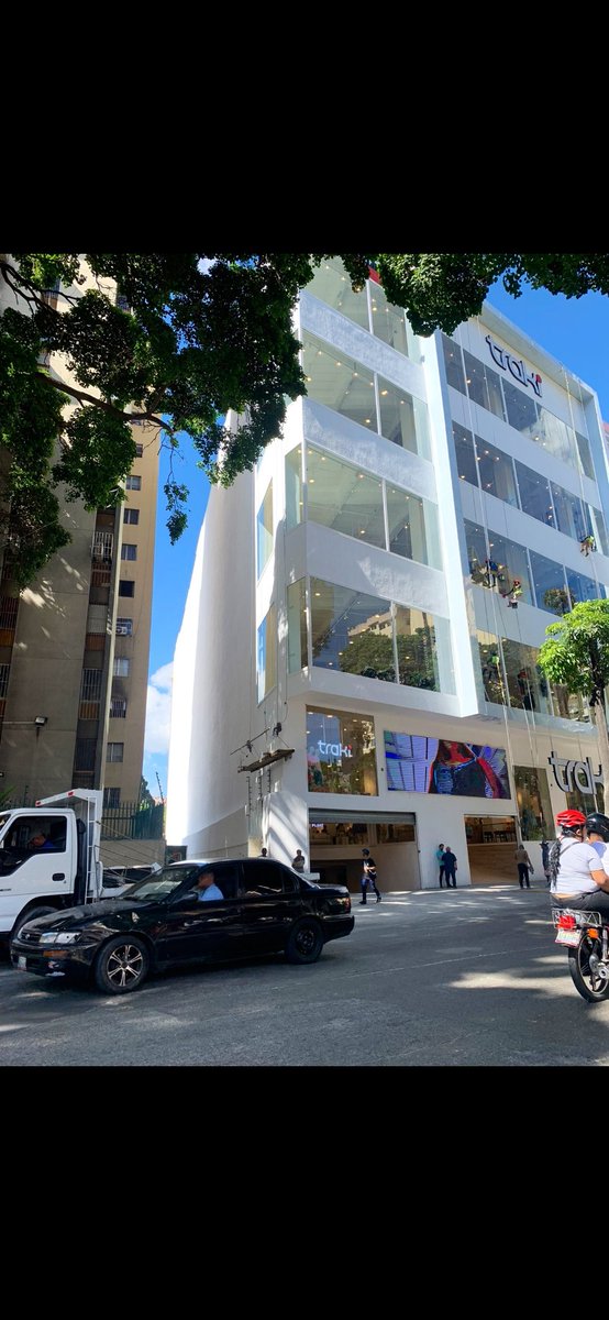 VzlaLibreYjusta's tweet image. Animales dentro de la DEM TSJ en Chacao, en El Paraíso convirtieron un colegio en una tienda por departamento (Traki) y en el Colegio San Agustín fue tomado para registrar privados de libertad. En Venezuela cada día pasan unas locuras. #Caracas