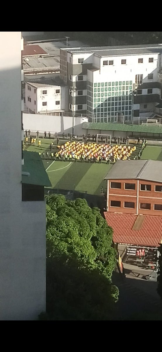 VzlaLibreYjusta's tweet image. Animales dentro de la DEM TSJ en Chacao, en El Paraíso convirtieron un colegio en una tienda por departamento (Traki) y en el Colegio San Agustín fue tomado para registrar privados de libertad. En Venezuela cada día pasan unas locuras. #Caracas