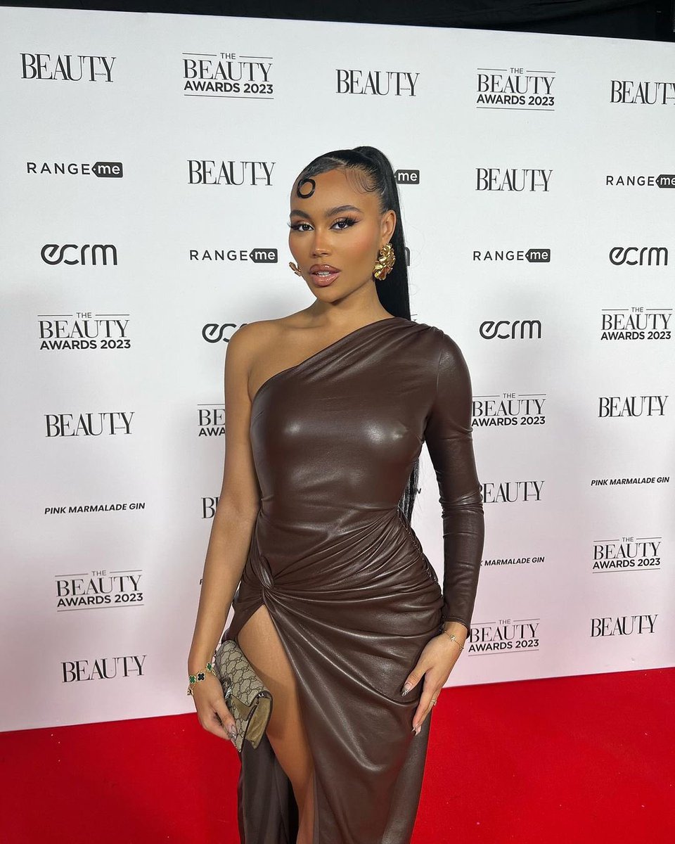 PrettyLittleThing tweet media