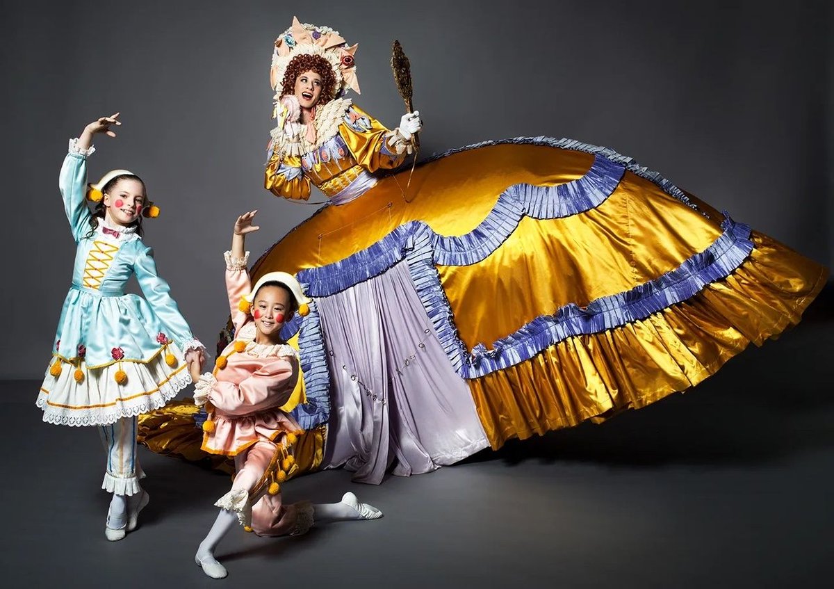 nycballet's tweet image. #NutcrackerNumbers Mother Ginger&apos;s voluminous skirt weighs 85 pounds and is 9 feet wide. All those Polichinelles need to go somewhere!

See Mother Ginger in all her glory during George Balanchine&apos;s The Nutcracker® through December 31: nycballet.com/nutcracker

📷 Henry Leutwyler
