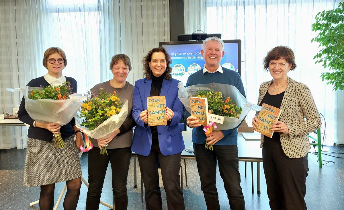 Vandaag overhandigden Hans Timmerman (JBB) en Liesbeth van Hoof en Marianne Jacobs (Combinatie Jeugdzorg) hun gloednieuwe boek 'Zoek het samen uit' aan Rinda den Besten, bestuurder JBB en Gerda Huijbregts, bestuurder Combinatie Jeugdzorg . Een boek over professionele autonomie.