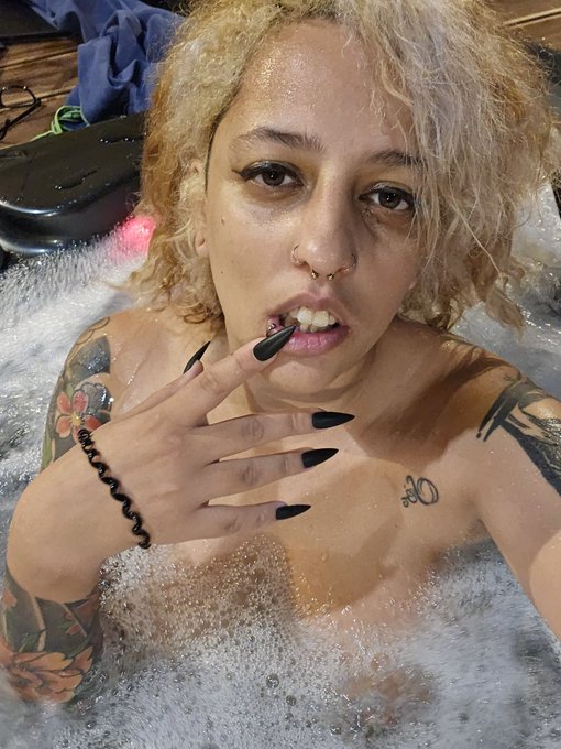 Je suis dans mon jacuzzi et toi ?? https://t.co/zJ3DWU2mha