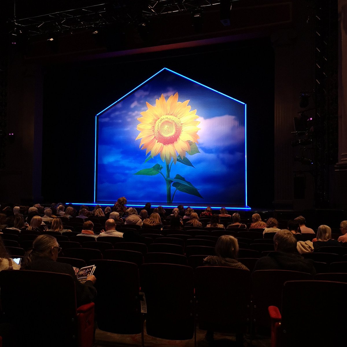 @thegirlsmusical tonight at @NewTheatreHull . Really looking forward to reviewing this for @FairyPowered 🌻🎶🌻