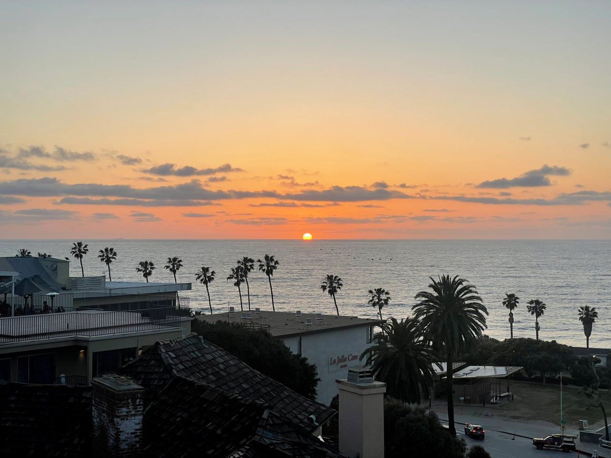 aaclassmom's tweet photo. The sun seemed to be carrying some heavy burden, slowly, vertically and vertically, rising with all its strength. At the end, it finally broke through the clouds and completely jumped out of the sea. The color was so cute. https://t.co/7TDxeT2hCH