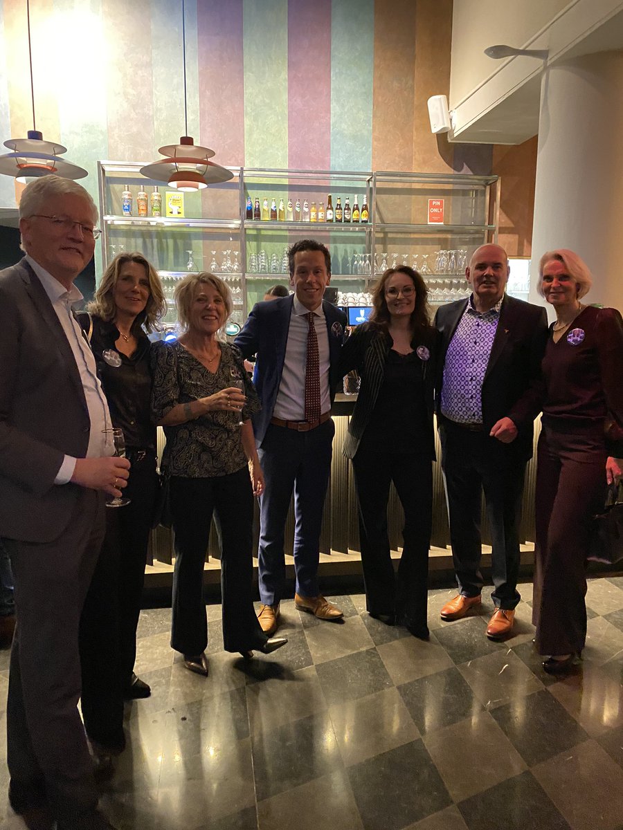 Frans is directeur sociaal domein en probeert elke dag het verschil te maken (via beleid én uitvoering) voor de inwoners van Tilburg. Met een heel groot hart. Ooit begonnen bij de politie en nu dagdagelijks werkend voor de lokale overheid. Trots op Frans en trots op Tilburg 🍀