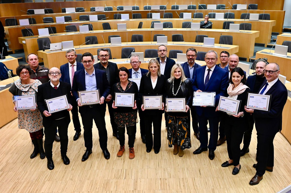 regiongrandest's tweet photo. La Région #GrandEst est mise à l'honneur ce soir par @LeTrombinoscope avec la 1ère édition des Grands Prix du Trombinoscope des territoires !
🏆 8 prix sont décernés pour célébrer l'engagement des femmes et des hommes du territoire 💪 https://t.co/v9yQE6vAdU