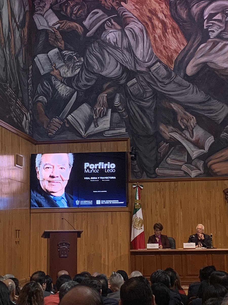 Hombre inteligente, de convicciones claras, de izquierda, político visionario, transformador de instituciones, un honor compartir con él en 2022 la semana de la FIL, hoy un reconocimiento a su persona en el Paraninfo de la Universidad de Guadalajara. <a href="/udg_oficial/">Universidad de Guadalajara</a> <a href="/rvillanueval/">Ricardo Villanueva</a>