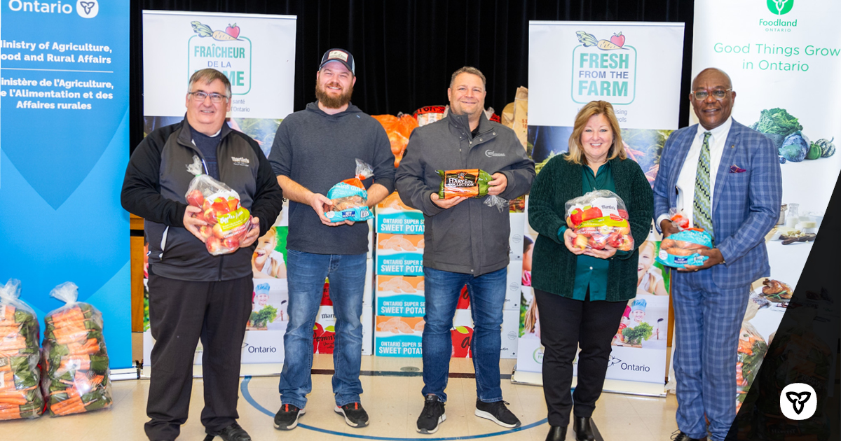 La ministre Thompson et l’adjoint parlementaire <a href="/Education_ONT/">Ministère de L’Éducation de l'Ontario</a> Barnes sont fiers d’appuyer @FreshfromFarmON, un programme de <a href="/OntFruitVeg/">OFVGA</a> qui invite les écoles à recueillir des fonds en soutenant les agriculteurs et en encourageant la saine alimentation des familles ontariennes.