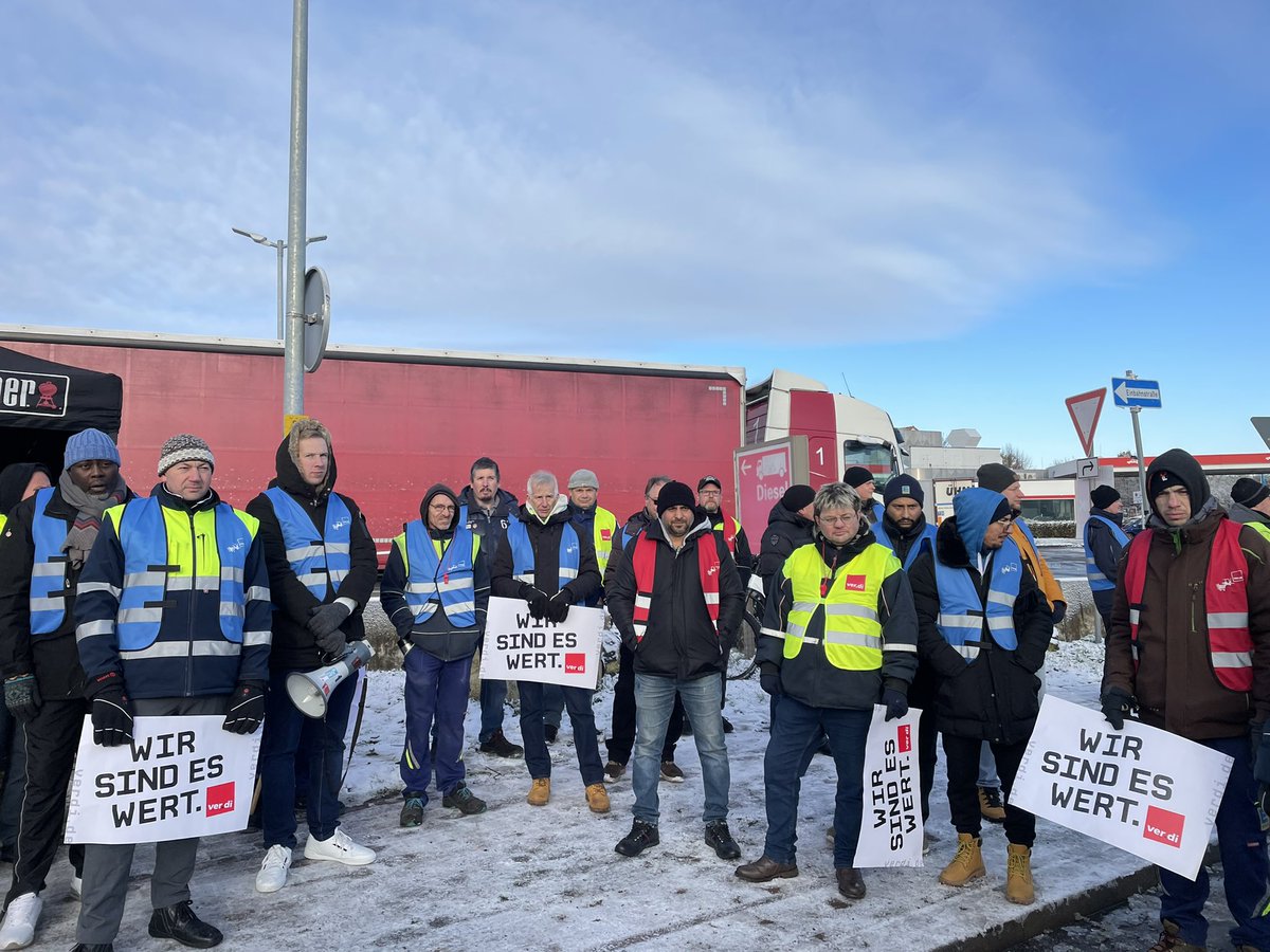 MizginCiftci1's tweet photo. ❄️👊🏼 7-Tage-Streik im #Edeka-Zentrallager Lauenau. Die Jungs stehen auch bei Minusgraden für ihr Recht auf gerechte Entlohnung ein. #Respekt und weiter so! #verdi https://t.co/pZ9GLNm7vR
